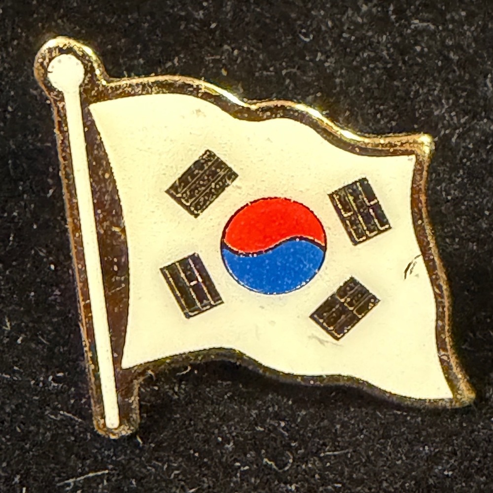 South Korea Flag Lapel Pin Gold Tone Enamel Waving Taegeukgi Korean Souvenir